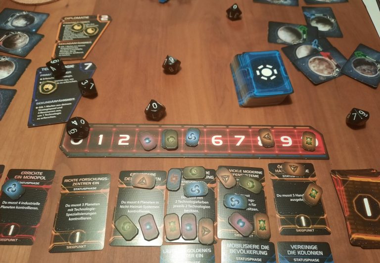 Brettspiel mit Miniaturen und Spielsteinen auf einer detailierten Spielmappe.
