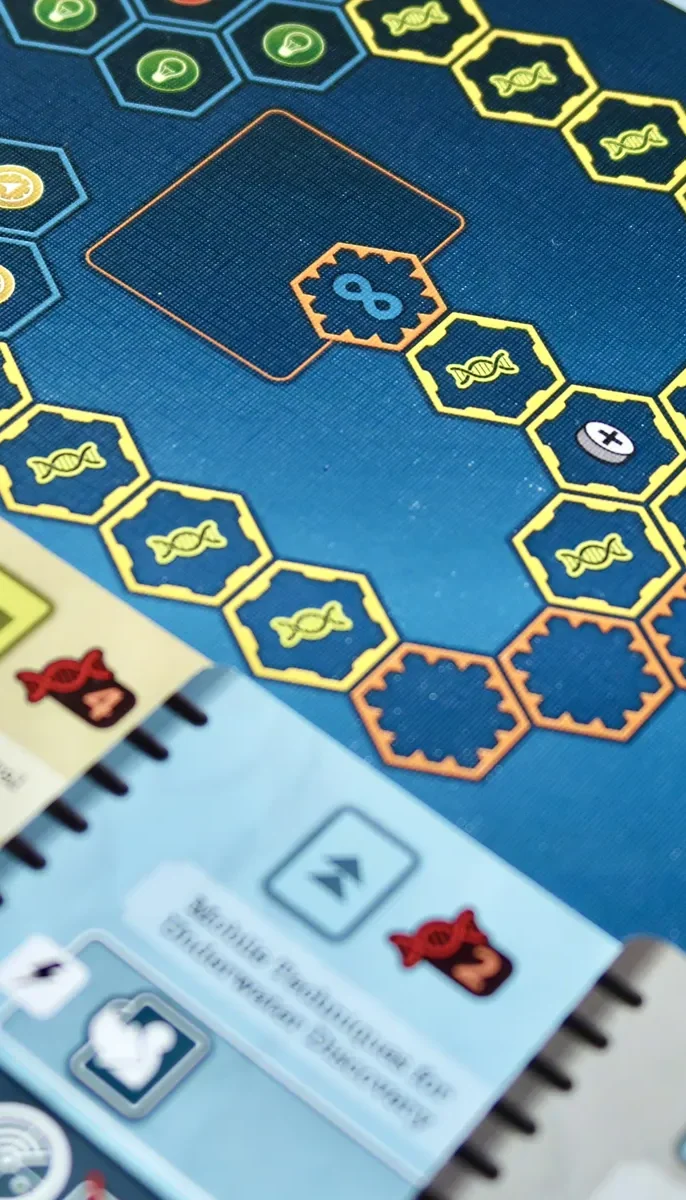 Szneario-Tableu bei Endeavor - die Tiefsee Brettspiel mit bunten Feldern und Aktionssymbolen auf einer blauen Spielfläche.