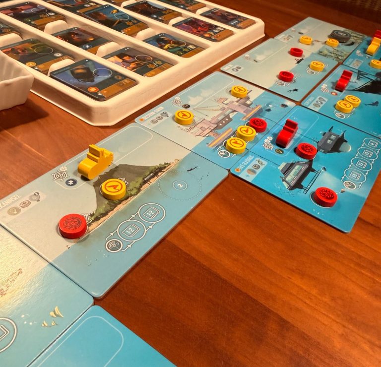 Worker-Movement-Mechanismus bei Endeavor - die Tiefsee Brettspielsetup mit blauen Karten, gelben und roten Spielsteinen auf Holztisch.