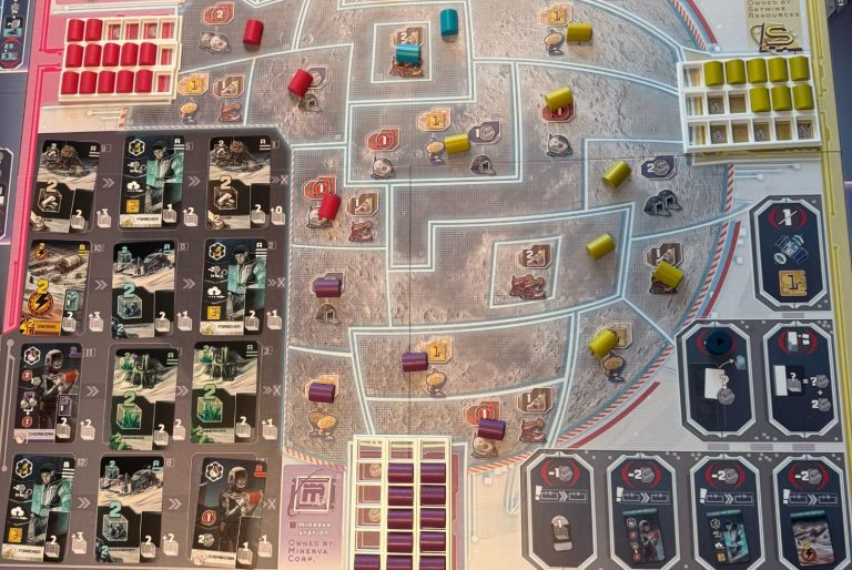 Brettspiel mit bunten Spielsteinen und mehreren Spielmodulen auf einem Spielbrett.