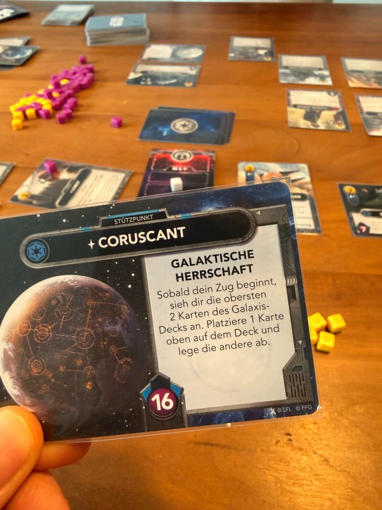 Brettspiel mit strategischen Figuren in Rot und Gelb auf einer detailreichen Landkarte.