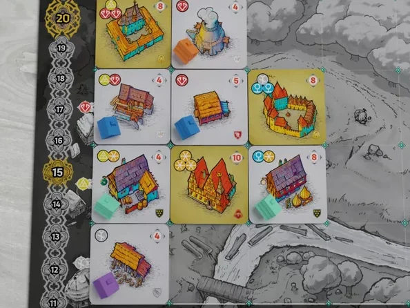 Brettspiel mit bunten Spielfiguren auf einem orangefarbenen Spielbrett.