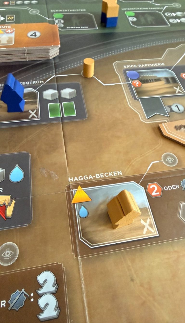 Brettspiel mit verschiedenen Ressourcen, Spielern und Aktionen auf dem Spielbrett.