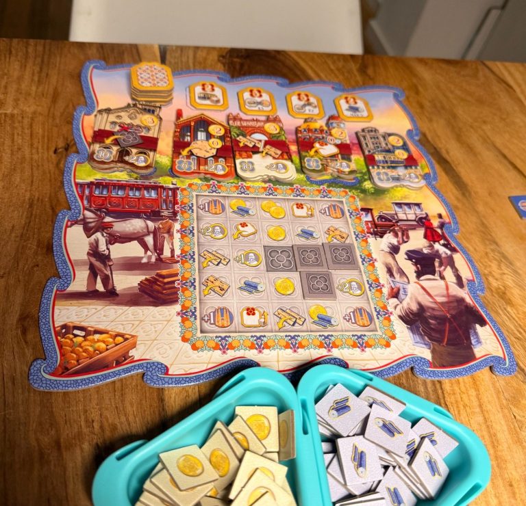 Brettspiel mit buntem Spielplan und Spielsteinen auf einem Holztisch.