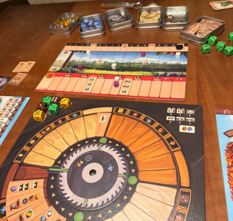 Brettspiel-Setup mit mehreren Spielbereichen und Karten auf einem Tisch.