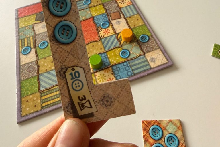 Das Brettspiel zeigt eine detaillierte Landschaft mit farbigen Spielfiguren und Ressourcen.