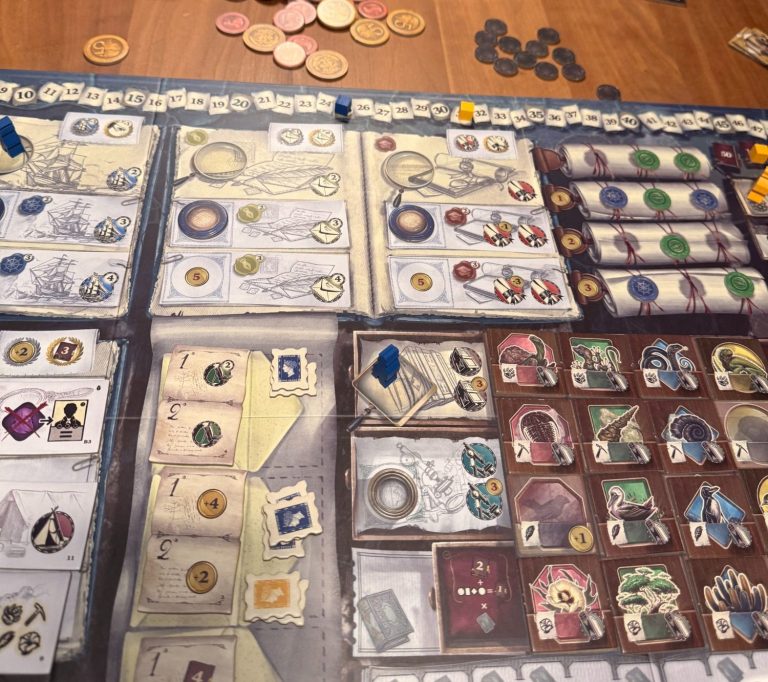 Brettspiel mit Karten, Ressourcen, Münzen und Spielfiguren auf einem Tisch.