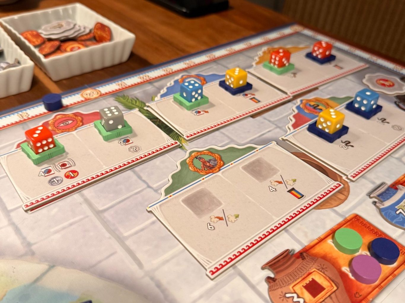 Brettspiel mit bunten Spielfiguren auf einem  Spielbrett. Fotoquelle: BGG