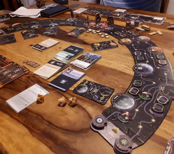 Brettspiel mit Miniaturen und Spielsteinen auf einer detailierten Spielmappe.