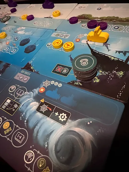 b in die Tiefsee Brettspiel-Szenario mit farbigen Spielsteinen und strategischen Elementen auf dem Tisch.