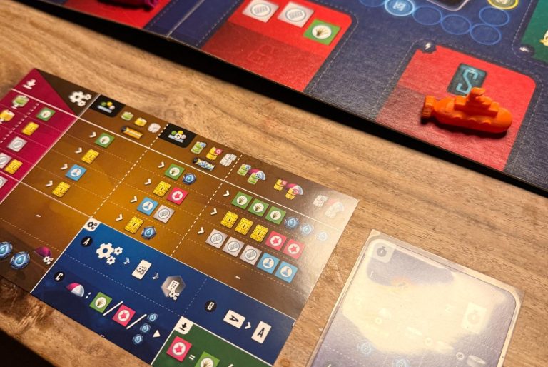 Das Brettspiel zeigt eine detaillierte Landschaft mit farbigen Spielfiguren und Ressourcen.