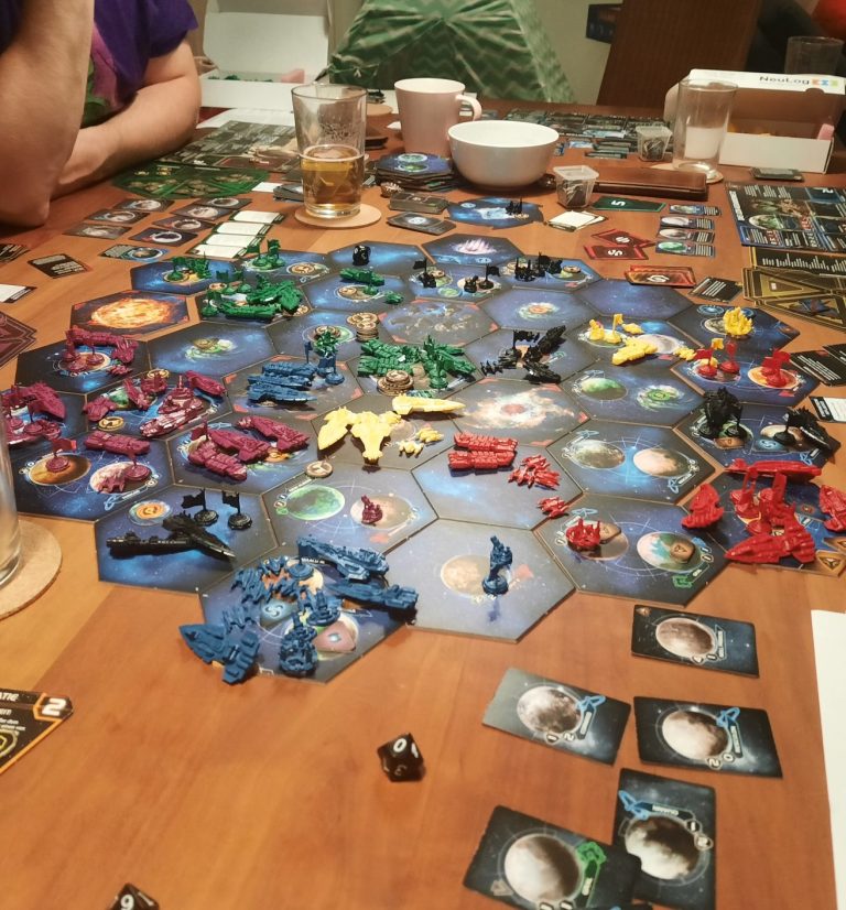 Brettspiel mit Miniaturen und Spielsteinen auf einer detailierten Spielmappe.