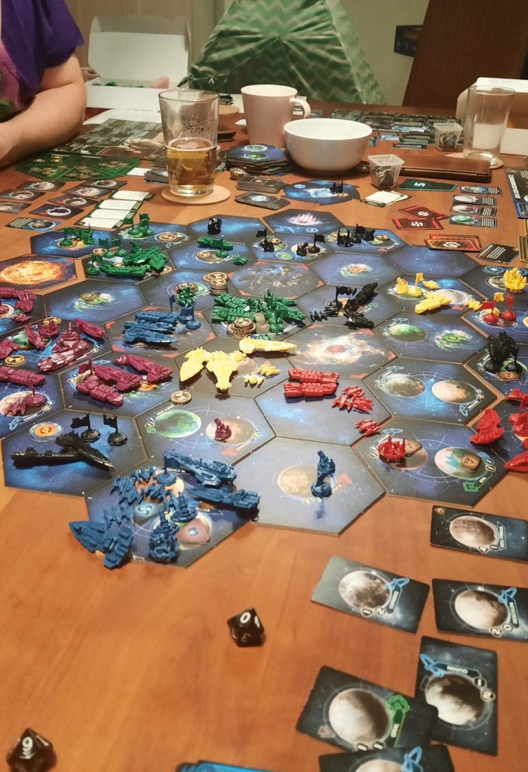 Spielbrett vin TI4 im Lategame, Slice-Verteidigung