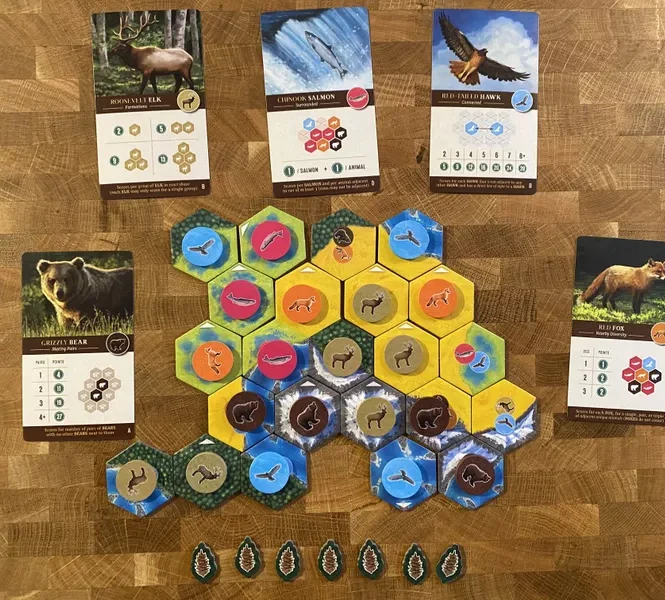 Spielfelder und Aktionsplättchen bzw. Zielkarten.

Fotoquelle: BGG