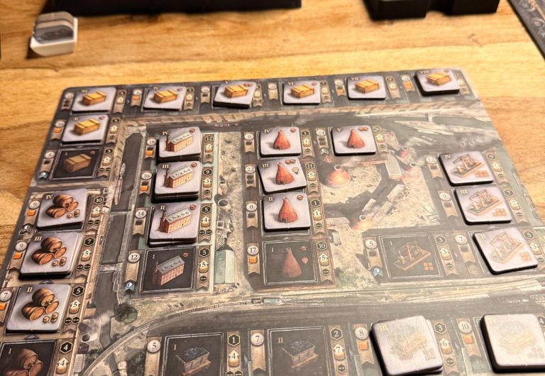 Spielbrett mit verschiedenen Spielfiguren und -karten in einem strategischen Spiel.