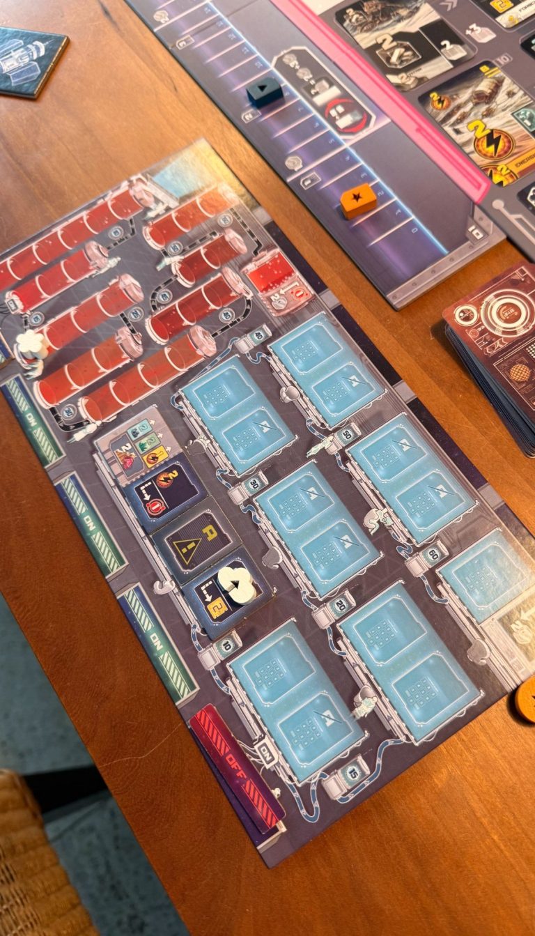 Brettspiel-Tisch mit Spielkarten und Aktionsfeldern in verschiedenen Farben.