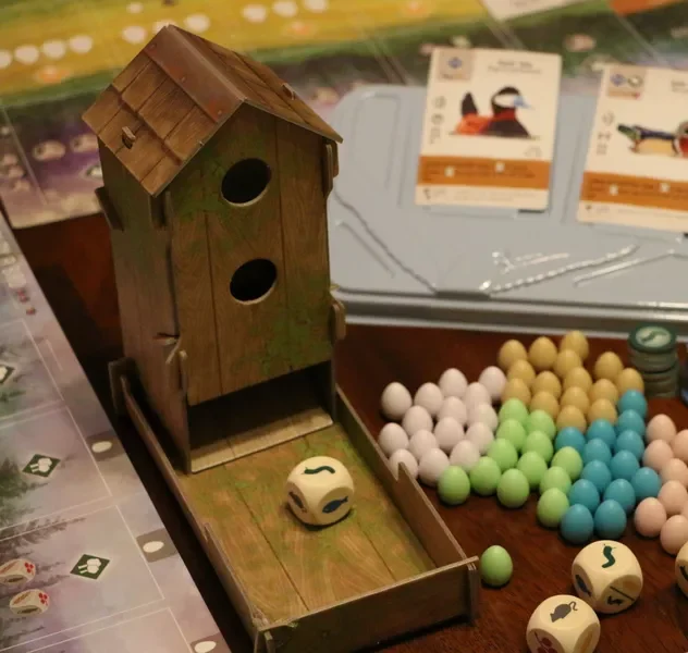 Brettspiel mit verschiedenen Spielfeldern, Ressourcen und Figuren in unterschiedlichen Farben.