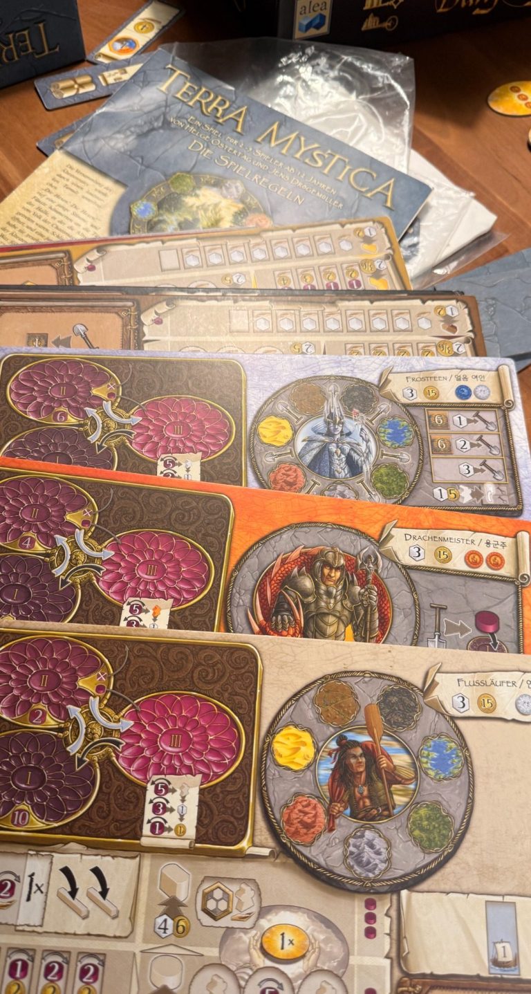 Spielmaterialien mit Karten, Spielbrett und markierten Charakteren auf einem Tisch.