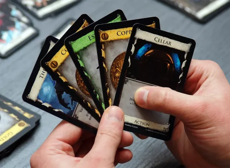 Eine Hand mit unterschiedlichen gezogenen Spielkarten.