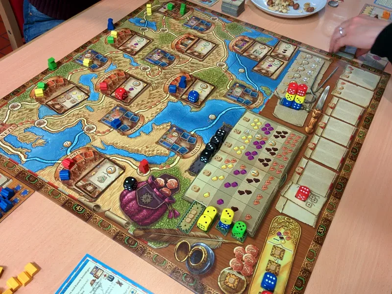 Brettspiel mit bunten Spielfiguren auf einem  Spielbrett. Fotoquelle: BGG