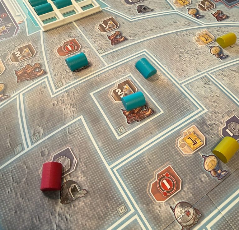 Brettspiel mit farbigen Spielsteinen auf einem detaillierten Spielbrett.