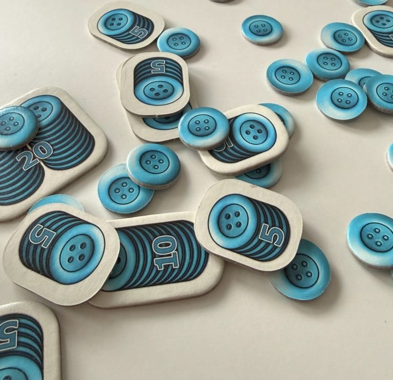 Brettspiel mit bunten Spielfiguren, Ressourcen und Siegpunkt-Übersicht.