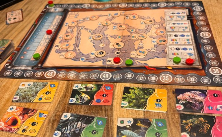 Hauptspielbrett von Aquatica Brettspiel-Setup mit mehreren Spielbereichen und Karten auf einem Tisch.