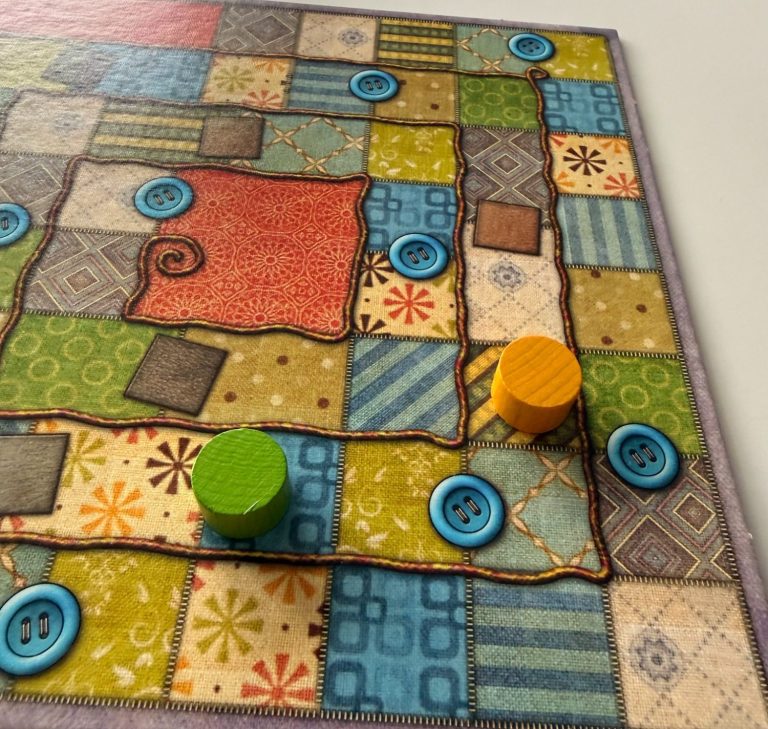 Brettspiel-Setup mit mehreren Spielbereichen und Karten auf einem Tisch.