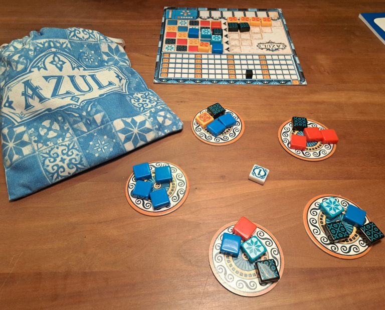 Brettspiel mit verschiedenen Landschaften, Spielsteinen und Ressourcen in einem strategischen Layout.