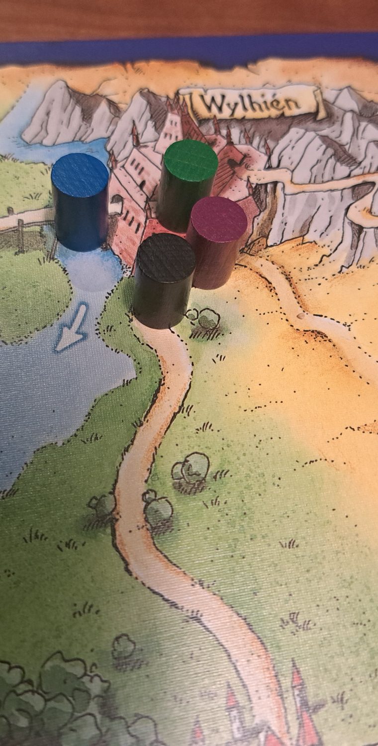 Brettspiel mit bunten Spielfiguren auf einem Weltraum-Themenbrett.