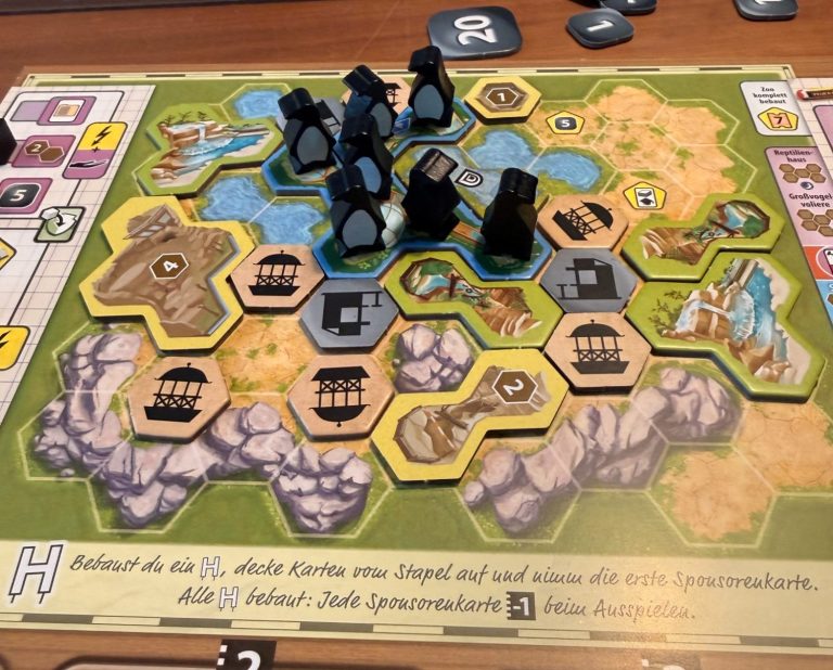 Brettspiel mit verschiedenen Landschaften, Spielsteinen und Ressourcen in einem strategischen Layout.