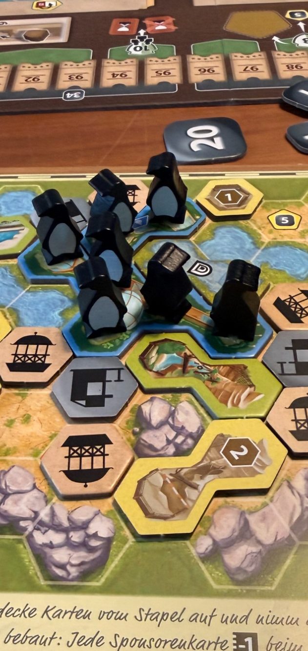 Schachbrett mit schwarzen Figuren auf einem strategischen Spielplan.