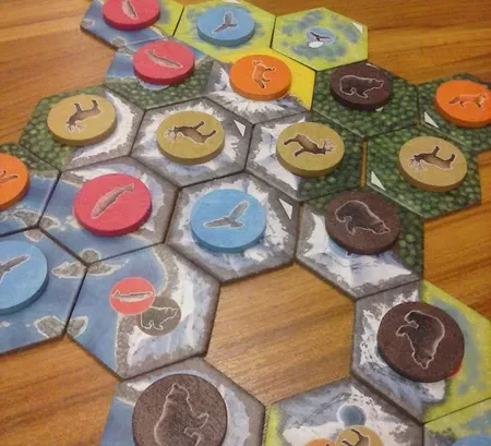 Geländeplättchen und unterschiedliche Tierplättchen.

Fotoquelle: BGG