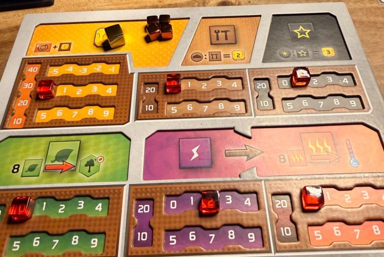 Das Brettspiel zeigt eine detaillierte Landschaft mit farbigen Spielfiguren und Ressourcen.