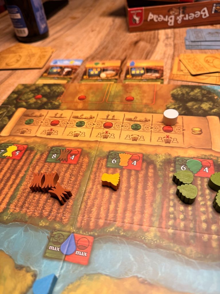 Brettspiel mit Karten, Holzfiguren und Anbauflächen in bunten Farben.
