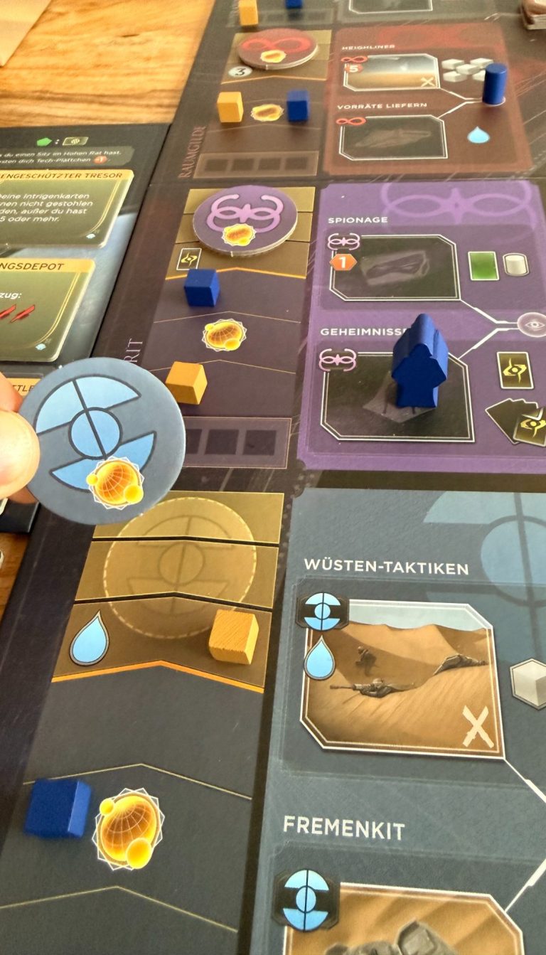 Brettspiel mit verschiedenen Ressourcen, Spielern und Aktionen auf dem Spielbrett.