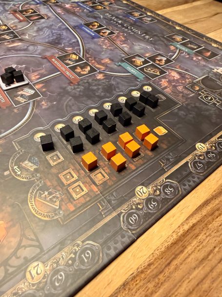 Brettspiel mit Spielfiguren in schwarzer und oranger Farbe auf einem detaillierten Spielbrett.