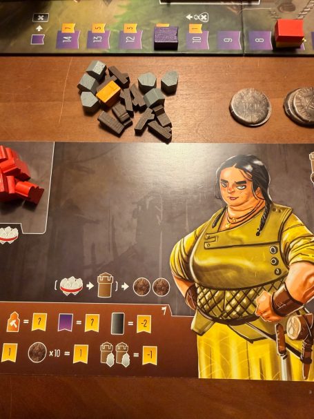 Brettspiel-Szene mit Spielfiguren, Münzen und einem Charakter im Vordergrund.