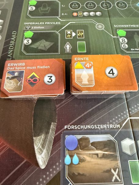 Zwei Spielkarten mit Zahlen und Symbolen, möglicherweise aus einem Strategiespiel.