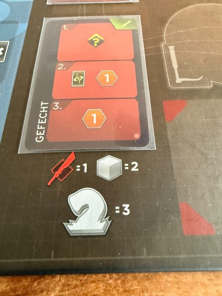 Ursprüngliche Spielkarte mit Aktionssymbolen, Würfeln und Punktzahlen.