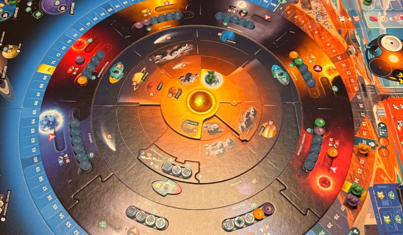 Spielbrett mit bunten Spielfiguren und einem zentralen gelben Punkt in orangefarbener Umgebung.