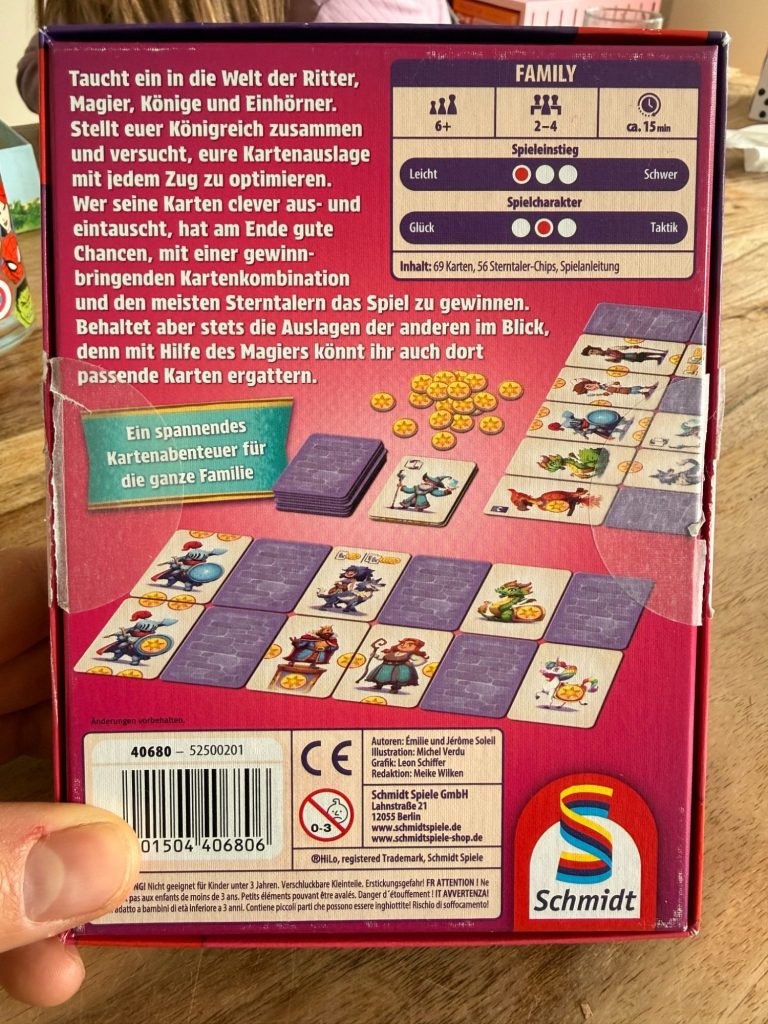 Spielverpackung mit verschiedenen Illustrationen und Regeln für ein Kartenspiel.