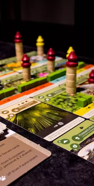 Brettspiel mit bunten Spielfiguren auf einem Weltraum-Themenbrett.