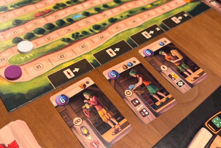 Das Brettspiel zeigt eine detaillierte Landschaft mit farbigen Spielfiguren und Ressourcen.