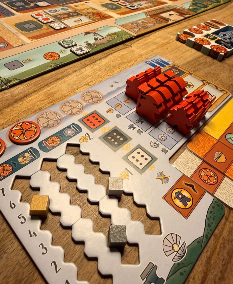 Brettspiel mit bunten Meeples und Ressourcen auf einem Holzspieltisch.