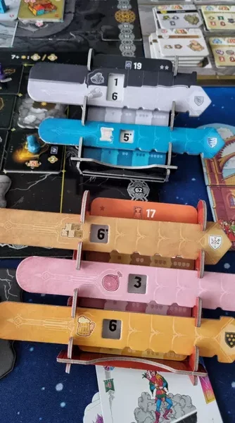 Brettspiel mit bunten Spielfiguren auf einem orangefarbenen Spielbrett.