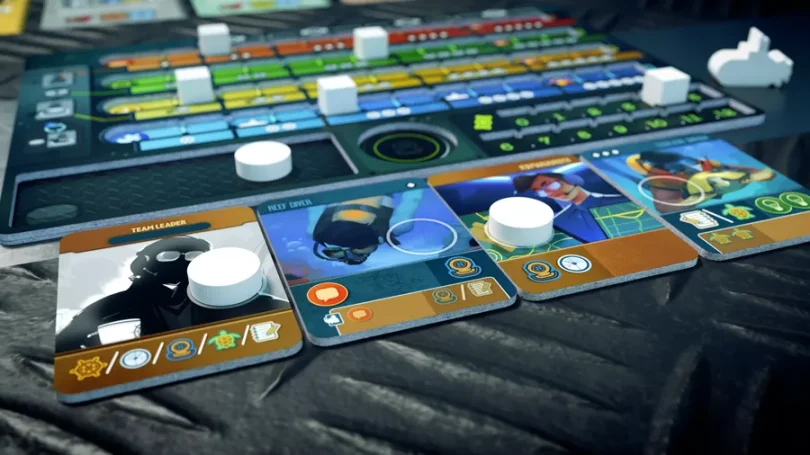 Playerboard und Crewmitgleider Brettspiel mit Spielkarten, Chips und interaktivem Panel in verschiedenen Farben.