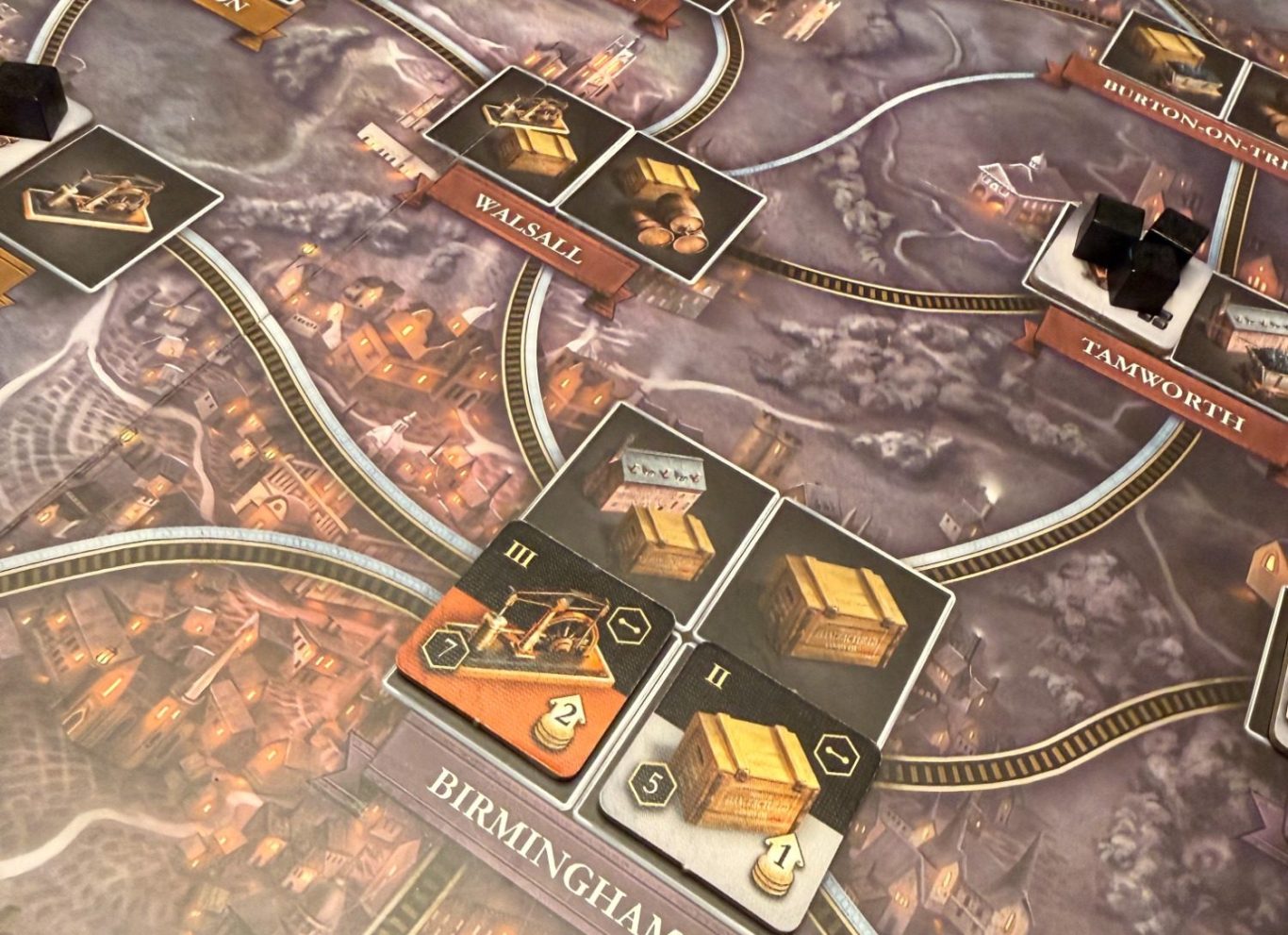 Brettspiel-Elemente mit Spielkarten und Spielfiguren auf einem komplexen Spielfeld.