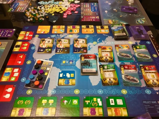 Brettspiel mit Weltkarte, Spielkarten und verschiedenen Spielfiguren.