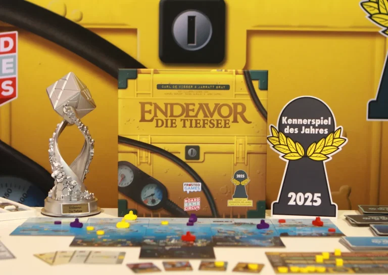 Spiel des Jahres 2025 - Endeavor - die Tiefsee Das Brettspiel "Endeavor: Das Zeitalter" mit Auszeichnungen und Spielmaterialien.